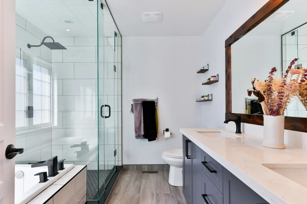 Salle de bain rénovée avec douche vitrée et surfaces carrelées