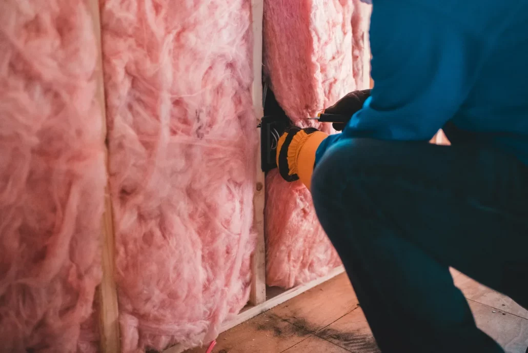 Installation d’isolant en fibre de verre dans une structure résidentielle